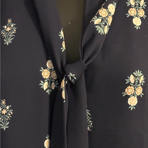 Ann Taylor L navy blue floral sleeveless blouse w neck tie - Picture 5 of 11